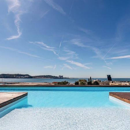 Апартаменты Guestready - Alges Apt With Stunning Rooftop Pool Экстерьер фото