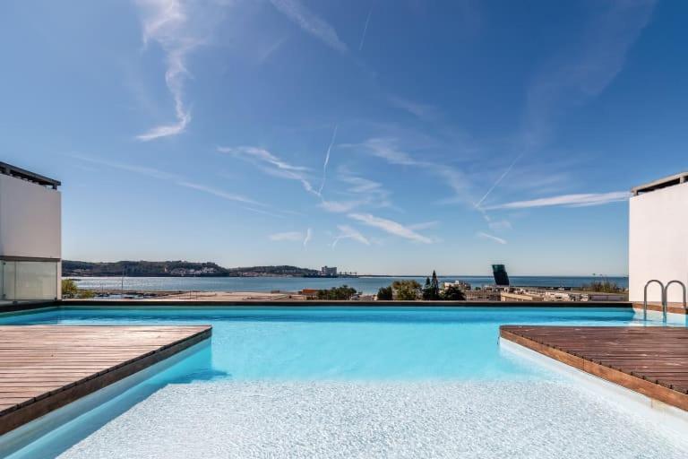 Апартаменты Guestready - Alges Apt With Stunning Rooftop Pool Экстерьер фото