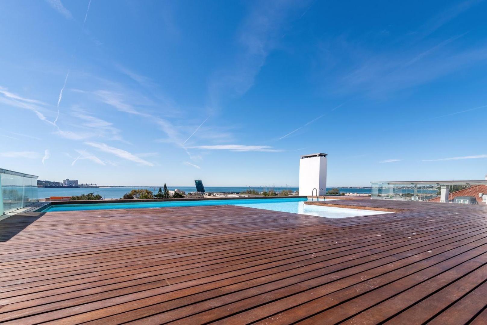 Апартаменты Guestready - Alges Apt With Stunning Rooftop Pool Экстерьер фото