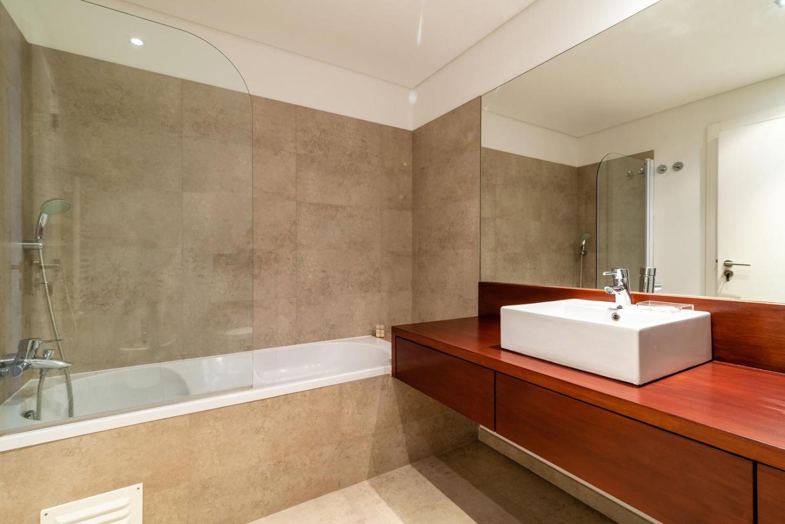 Апартаменты Guestready - Alges Apt With Stunning Rooftop Pool Экстерьер фото