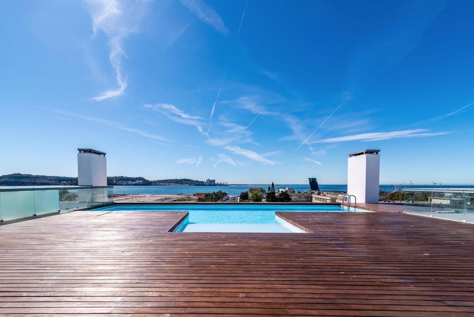 Апартаменты Guestready - Alges Apt With Stunning Rooftop Pool Экстерьер фото