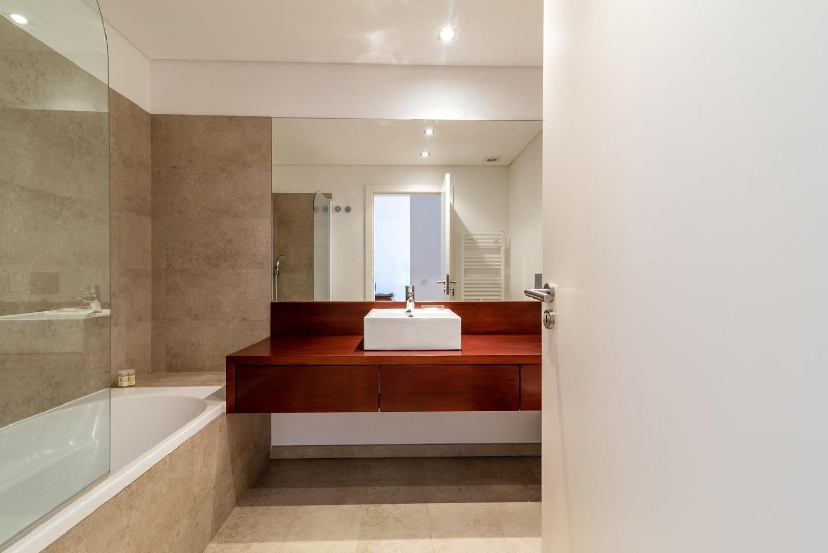 Апартаменты Guestready - Alges Apt With Stunning Rooftop Pool Экстерьер фото