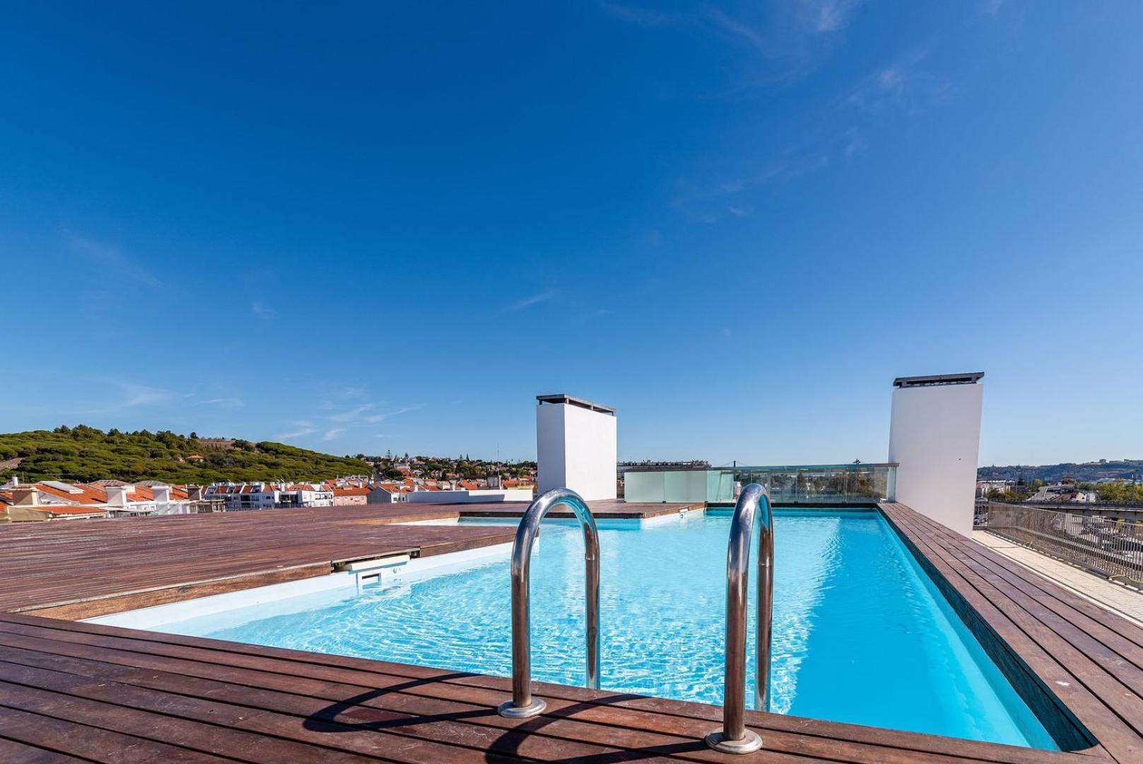 Апартаменты Guestready - Alges Apt With Stunning Rooftop Pool Экстерьер фото